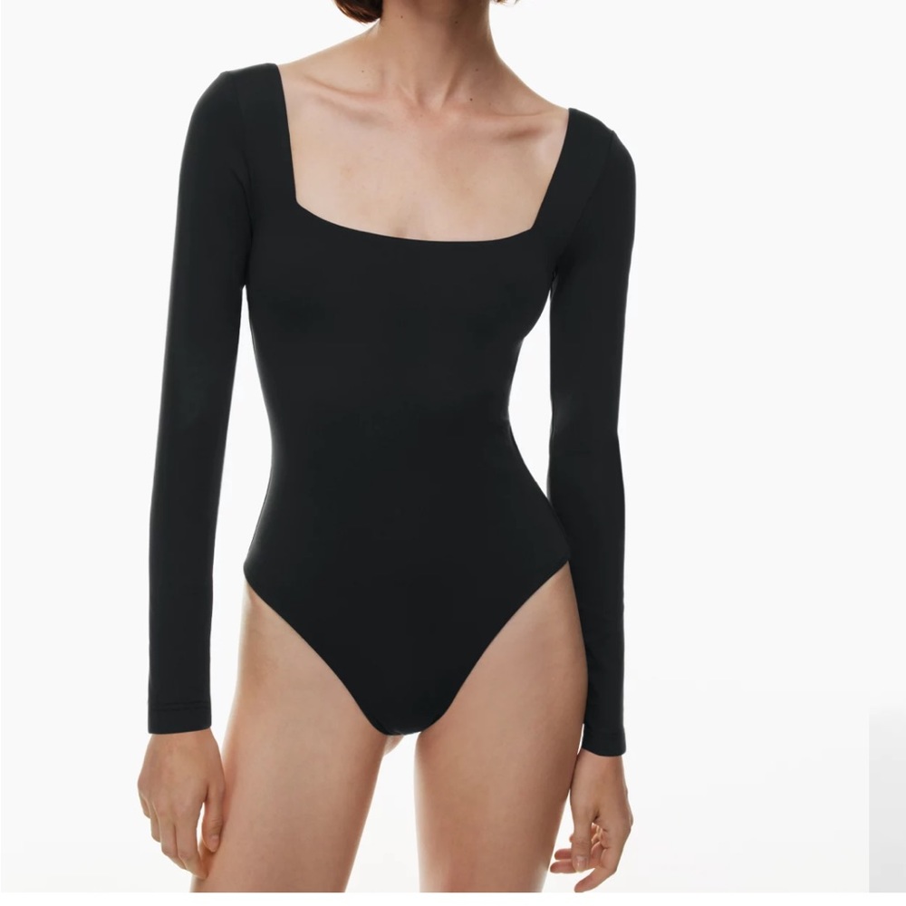Babaton Aritizia Contour Square Neck Bodysuit